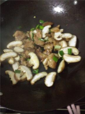 放入切好的大蒜和香菇炒1-2分钟.