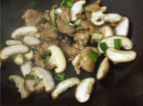 放入切好的大蒜和香菇炒1-2分钟.