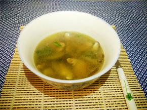 倒入水煮开，放入少许盐，即可。