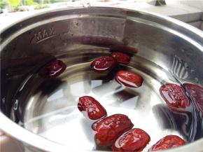 将红枣洗净去核，加清水煮