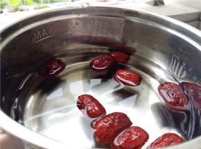 将红枣洗净去核，加清水煮