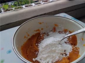 红薯去皮后捣成泥，加入木薯粉