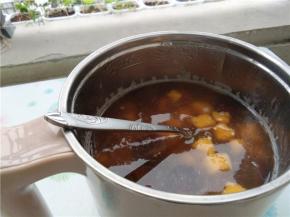 将切好的芋圆倒入煮沸的红枣水中