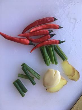 准备好葱、姜、蒜、辣椒，