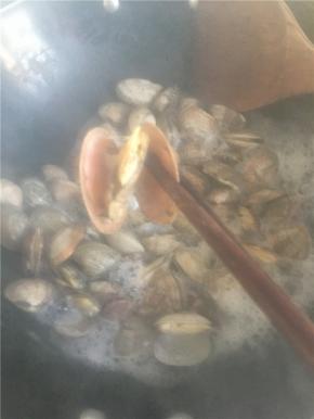 炒至花蛤自动张口后，用筷子夹出锅（张开一个就夹出一个）