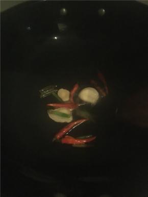 热锅中倒油，倒入姜蒜和辣椒爆香
