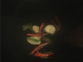 热锅中倒油，倒入姜蒜和辣椒爆香