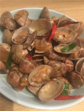 加少许水再煮一会后，加葱摆盘出锅