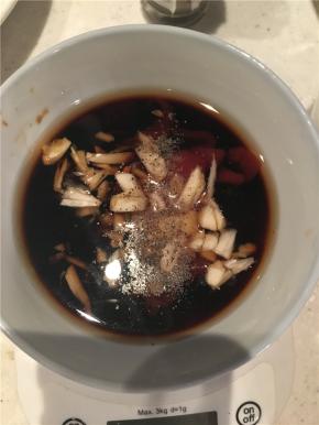 除了鸡、黄油和黑胡椒以外的所有材料混合拌匀。