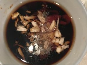 除了鸡、黄油和黑胡椒以外的所有材料混合拌匀。