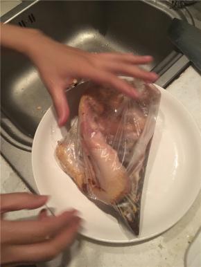 把鸡放进保鲜袋后，将步骤一的腌料倒入