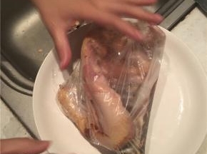 把鸡放进保鲜袋后，将步骤一的腌料倒入