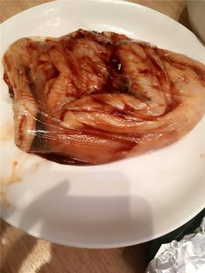 给鸡肉按摩一下，和腌料充分接触，最后用手挤出保鲜袋内的空气，袋子扎口后冷藏腌制3小时以上