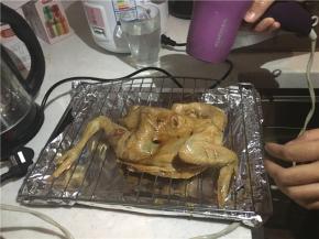 腌制完成后，用吹风机把鸡的表皮吹干
