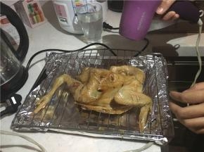 腌制完成后，用吹风机把鸡的表皮吹干
