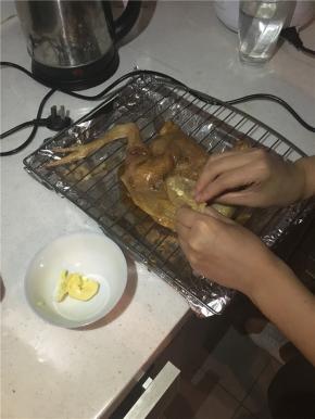 鸡皮吹干后，拿黄油均匀涂抹鸡身，再撒上一些黑胡椒