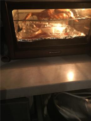 预热烤箱，鸡身上用牙签扎些小孔。烤的时候中层（或下层），180°烤30~40分钟（最后10分钟温度调至200°，让颜色更好看）