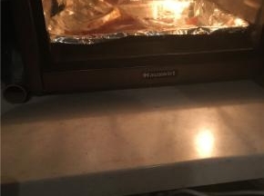 预热烤箱，鸡身上用牙签扎些小孔。烤的时候中层（或下层），180°烤30~40分钟（最后10分钟温度调至200°，让颜色更好看）