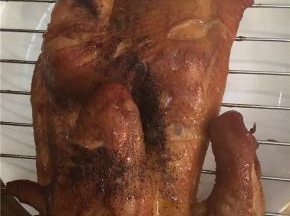 出炉，用牙签或筷子扎进夹鸡肉最厚处，检查是否烤熟