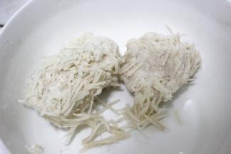 莲藕去皮洗净，用擦丝器擦成细丝，加少许的盐搅拌均匀，腌制10分钟之后用手挤掉
水分