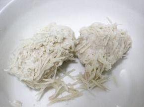 莲藕去皮洗净，用擦丝器擦成细丝，加少许的盐搅拌均匀，腌制10分钟之后用手挤掉
水分