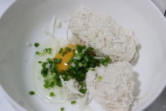 将鸡蛋，香葱倒入藕丝中搅拌均匀