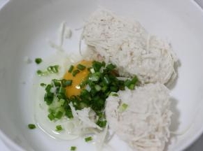 将鸡蛋，香葱倒入藕丝中搅拌均匀