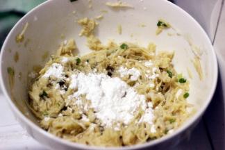 加入适量的面粉，倒入盐和鸡精，搅拌均匀