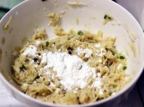 加入适量的面粉，倒入盐和鸡精，搅拌均匀