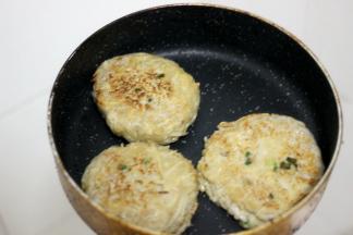 平底锅刷薄油，油热之后放入小火煎至双面金黄