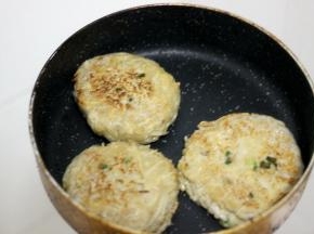 平底锅刷薄油，油热之后放入小火煎至双面金黄