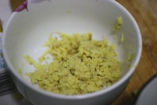 老姜去皮切成碎末，用纱布或者漏勺转起来，压出姜汁
