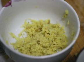 老姜去皮切成碎末，用纱布或者漏勺转起来，压出姜汁