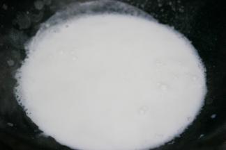 牛奶放入锅内，放入白砂糖，开小火加热牛奶，加热到锅边冒小泡泡就可以关火（如果家里有温度计可以测量，70度左右最好）