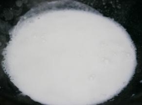 牛奶放入锅内，放入白砂糖，开小火加热牛奶，加热到锅边冒小泡泡就可以关火（如果家里有温度计可以测量，70度左右最好）