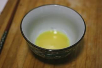 将挤好的的姜汁放入碗中