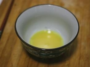 将挤好的的姜汁放入碗中