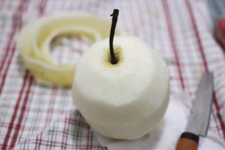 首先把雪梨洗净去皮，如果手残或者是懒癌患者可以选择忽略这一步骤