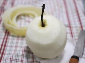 首先把雪梨洗净去皮，如果手残或者是懒癌患者可以选择忽略这一步骤