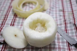 把冰糖，枸杞放入掏空的梨身内，盖上盖子，用牙签封口