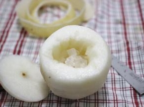 把冰糖，枸杞放入掏空的梨身内，盖上盖子，用牙签封口