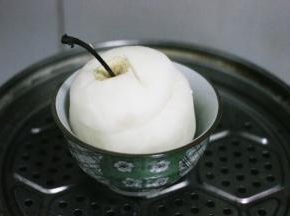 将雪梨放入碗内，隔水蒸1小时左右