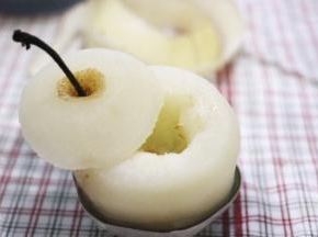 雪梨在蒸的过程中会出水，碗内会有少许的梨汁溢出，不要浪费，非常的美味哦