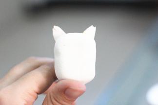 棉花糖底部用牙签固定，选择细长型的切片杏仁剪成适当的大小，插在棉花糖上作为耳朵