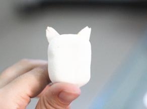棉花糖底部用牙签固定，选择细长型的切片杏仁剪成适当的大小，插在棉花糖上作为耳朵