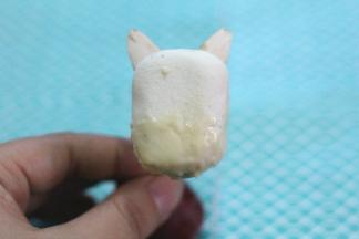 白巧克力隔水加热融化，将棉花糖的前端沾上白巧克力，插到板子上放入冰箱中冷藏3-5分钟，至巧克力凝固