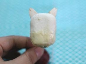 白巧克力隔水加热融化，将棉花糖的前端沾上白巧克力，插到板子上放入冰箱中冷藏3-5分钟，至巧克力凝固