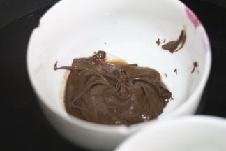 黑巧克力同样融化，在奶牛的一侧耳朵上沾满黑巧，在用牙签点上眼睛和嘴