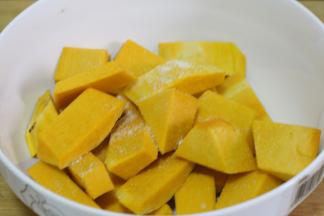 南瓜去皮去瓤，洗净之后切成条状，沥干水分