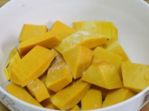 南瓜去皮去瓤，洗净之后切成条状，沥干水分